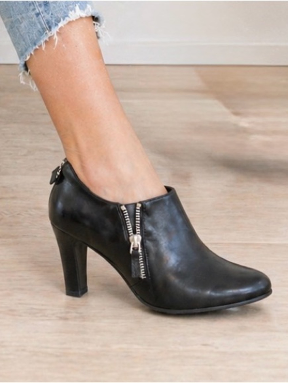 Franco Sarto Black Ankle Booties/Shoes Size 6M Leather | Side & Back Zippers